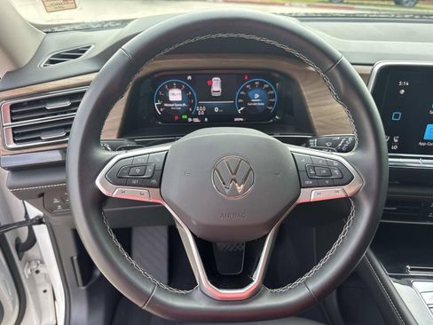 Used 2025 Volkswagen Atlas SE FWD image 21