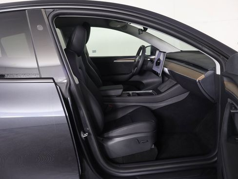 Used 2024 Tesla Model Y Long Range image 30