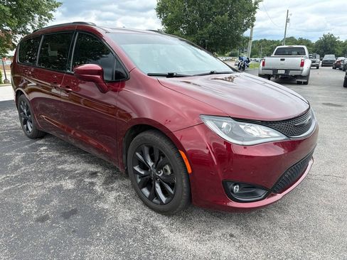 Used 2020 Chrysler Pacifica Touring-L w/ S Appearance Package FWD image 2