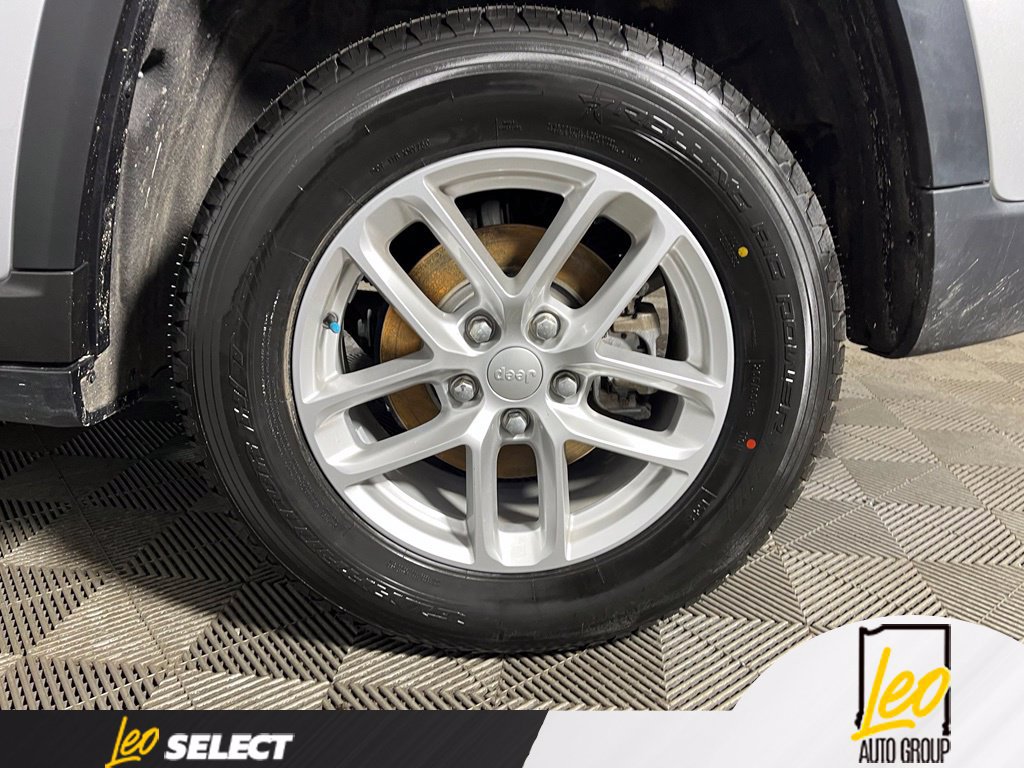 Used 2023 Jeep Grand Cherokee Laredo w/ Luxury Tech Group I RWD image 30