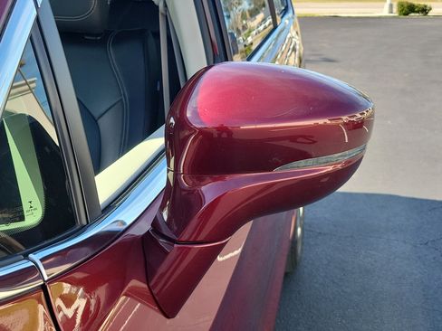 Used 2022 Chrysler Pacifica Touring-L image 11