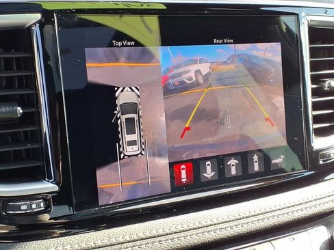 Used 2024 Chrysler Pacifica Premium image 10