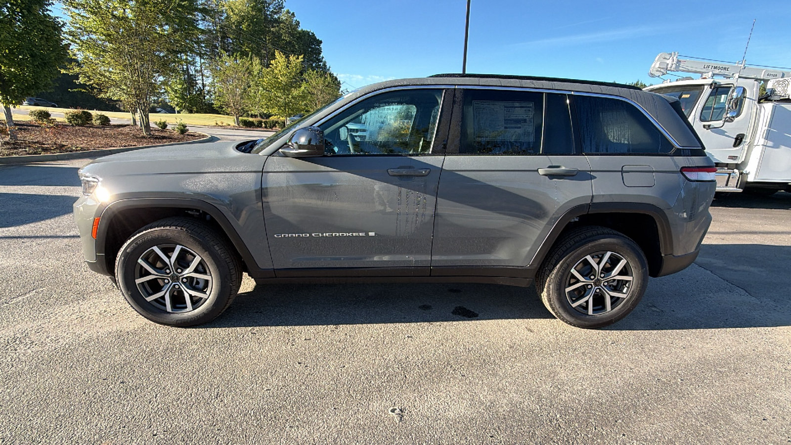 New 2027 Jeep Grand Cherokee Laredo RWD image 11