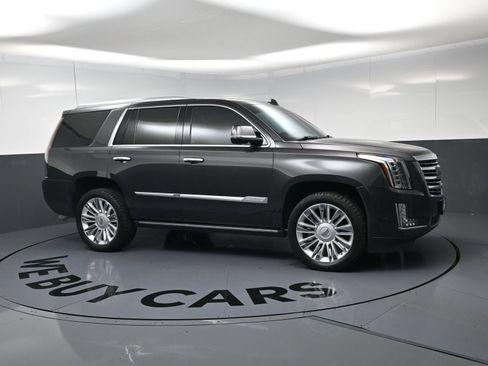 Used 2018 Cadillac Escalade Platinum AWD/4WD image 2