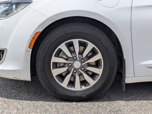 Used 2020 Chrysler Pacifica Limited w/ Advanced Safetytec Group FWD image 13