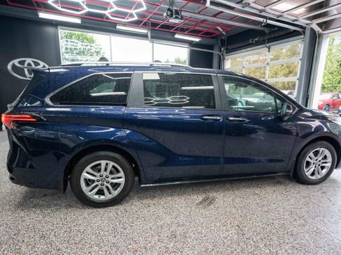 Used 2023 Toyota Sienna Limited image 4