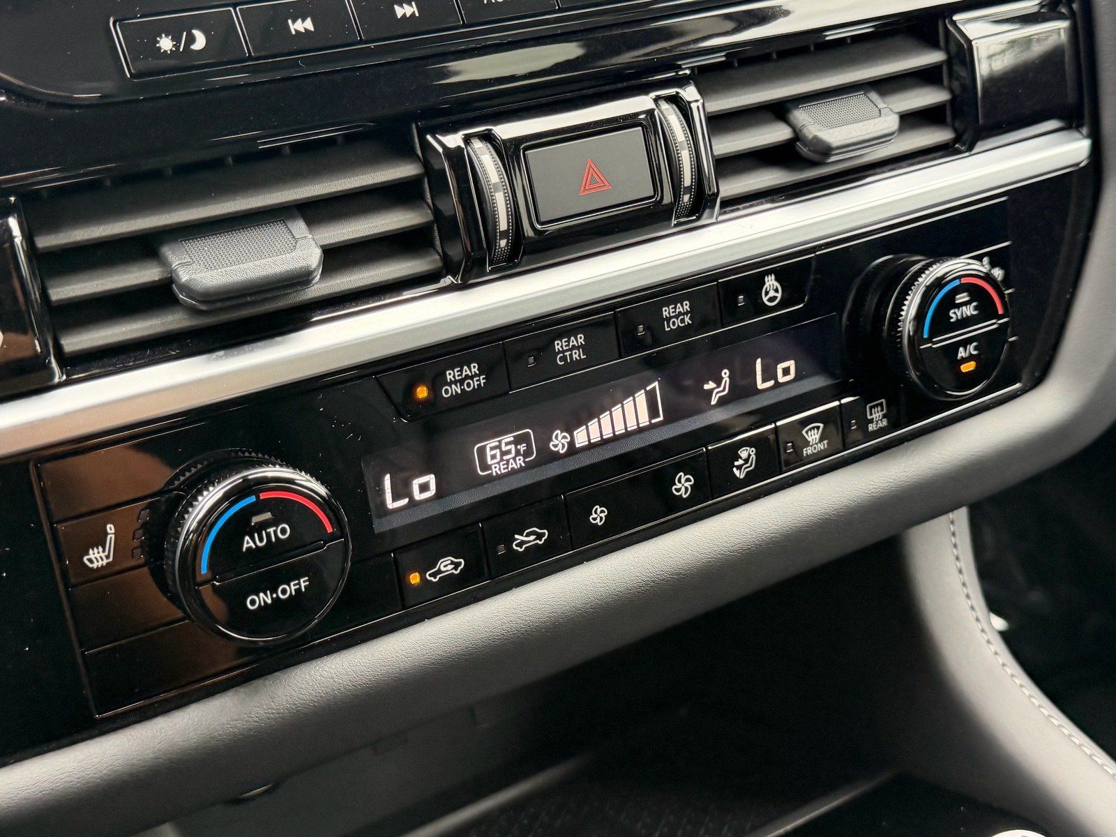 Used 2025 Nissan Pathfinder SL FWD image 22