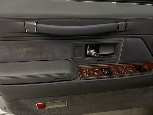 Used 1994 Lincoln Town Car Signature RWD image 25
