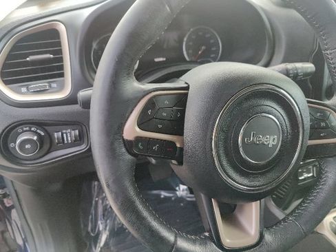 Used 2016 Jeep Renegade Limited FWD image 36