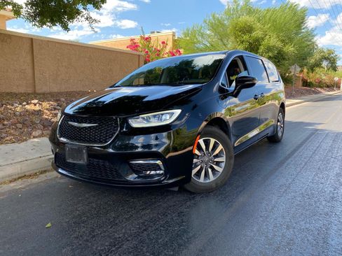 Used 2024 Chrysler Pacifica Limited FWD image 70