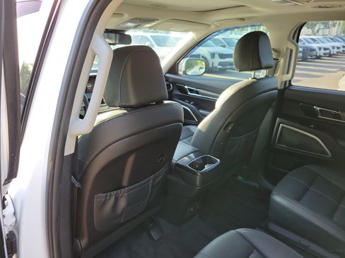 Certified 2022 Kia Telluride EX w/ EX Premium Package FWD image 16