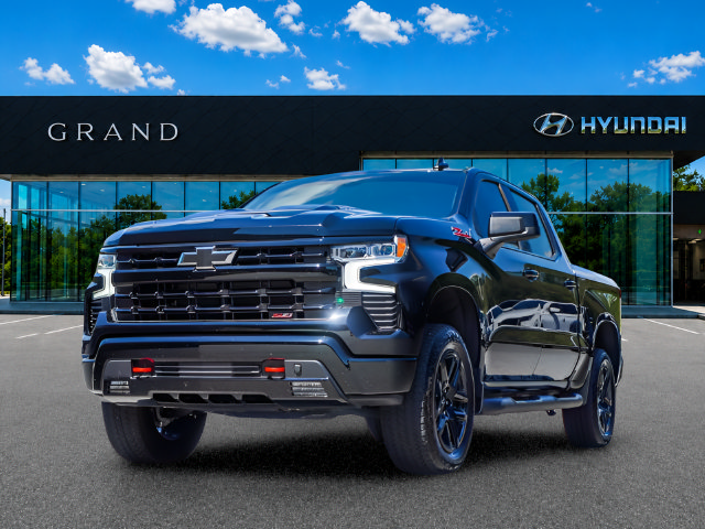 Used 2025 Chevrolet Silverado 1500 LT Trail Boss w/ Convenience Package II AWD/4WD image 2