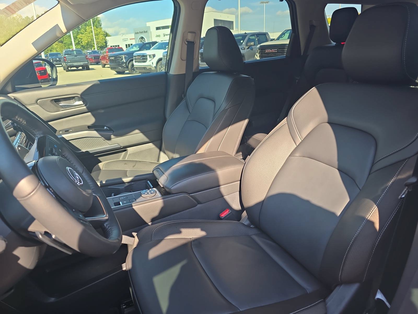 Used 2025 Nissan Pathfinder SL AWD/4WD image 15
