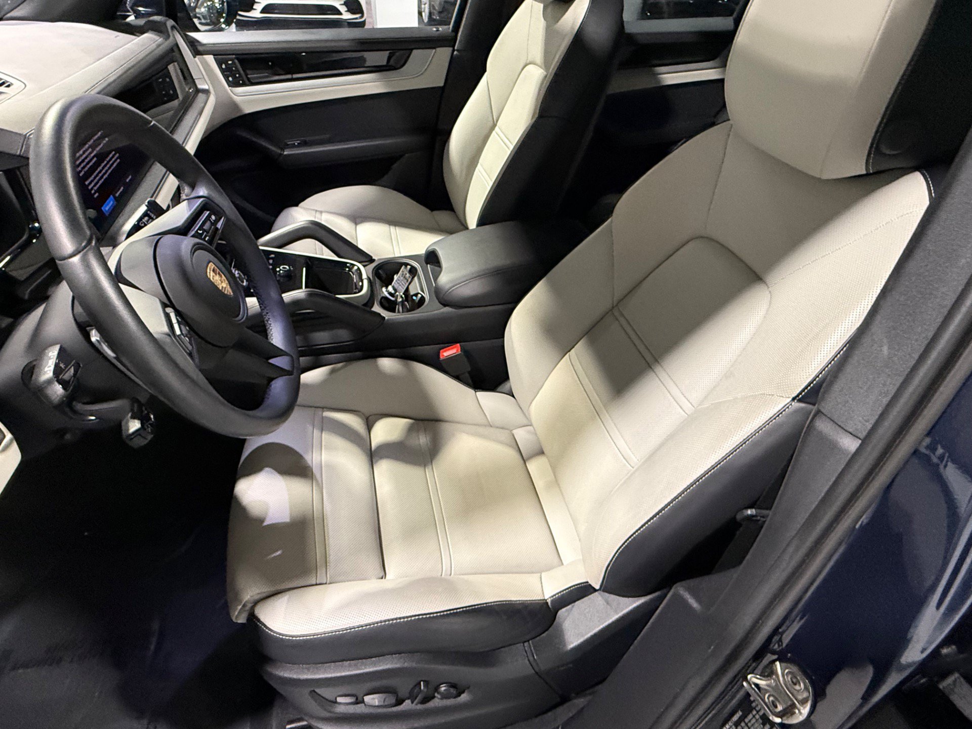 Used 2024 Porsche Cayenne AWD/4WD image 23