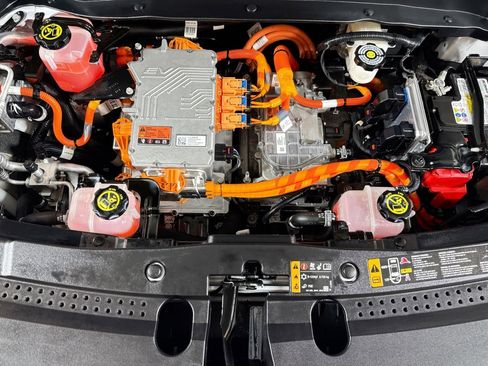 Used 2023 Chevrolet Bolt EUV LT w/ Convenience Package image 28