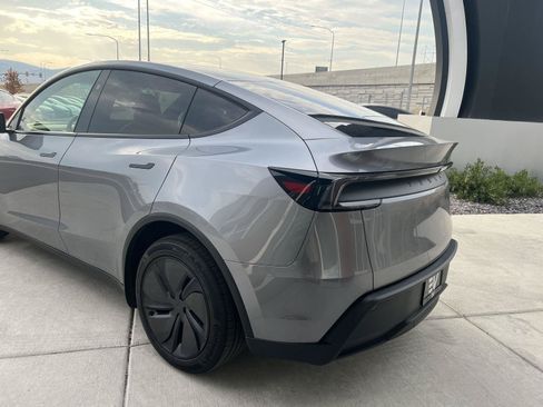 Used 2026 Tesla Model Y Long Range RWD image 5