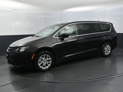 Used 2023 Chrysler Voyager LX image 1