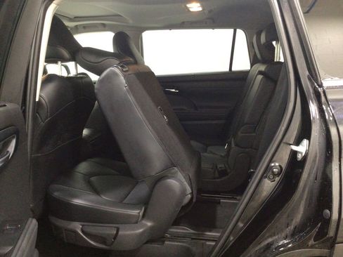 Used 2022 Toyota Highlander XLE image 12