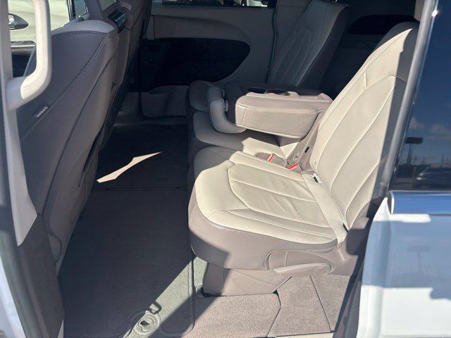 Used 2018 Chrysler Pacifica Touring-L Plus FWD image 7