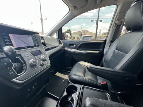 Used 2020 Toyota Sienna SE Premium image 45