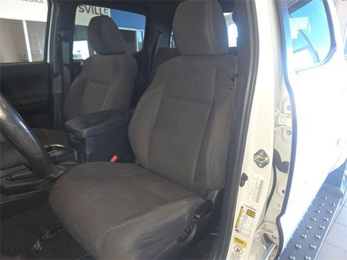 Used 2016 Toyota Tacoma TRD Sport image 11