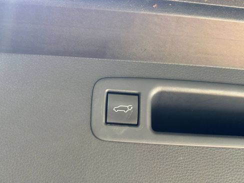 Used 2025 Toyota Highlander LE FWD image 24