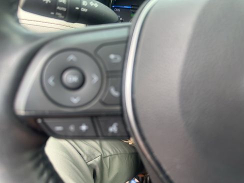 Used 2022 Toyota RAV4 XLE Premium image 11