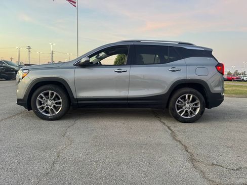 Used 2024 GMC Terrain SLT image 3