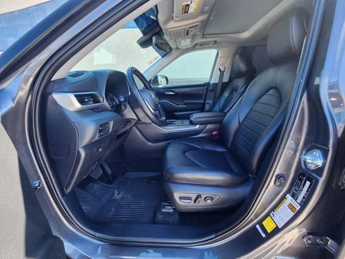 Used 2025 Toyota Highlander XLE image 9