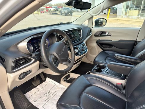 Used 2023 Chrysler Pacifica Touring-L image 26
