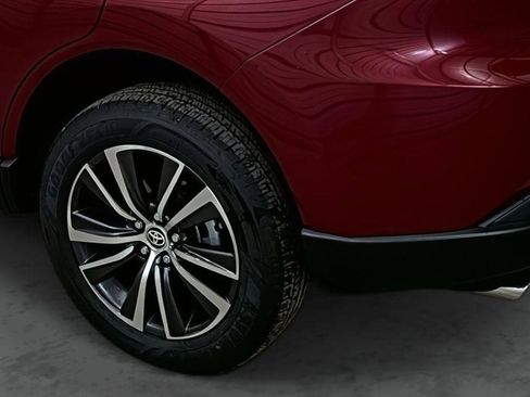 Used 2021 Toyota Venza LE image 9