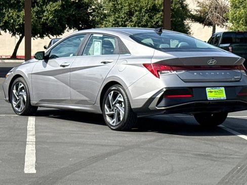 Used 2025 Hyundai Elantra Limited FWD image 3