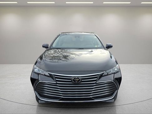 Used 2019 Toyota Avalon XLE w/ Moonroof Package image 2