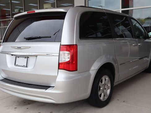 Used 2012 Chrysler Town & Country Touring w/ Entertainment Group #1 FWD image 11