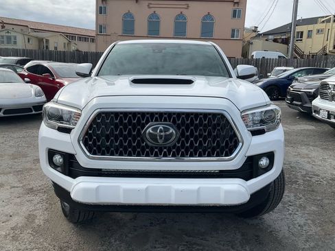 Used 2019 Toyota Tacoma TRD Sport image 2