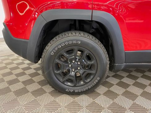 Used 2019 Jeep Cherokee Trailhawk AWD/4WD image 7