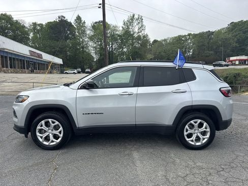 Used 2024 Jeep Compass Latitude AWD/4WD image 5