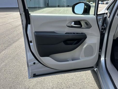 Used 2024 Chrysler Pacifica Touring-L image 5