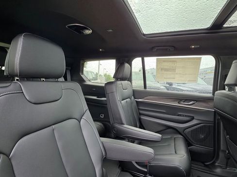 New 2025 Jeep Grand Cherokee L Limited w/ Black Appearance Package image 15