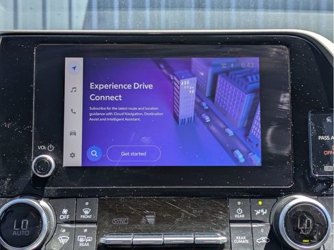 Used 2025 Toyota Highlander LE FWD image 17