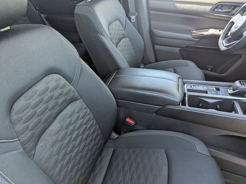 Used 2024 Nissan Pathfinder SV w/ SV Premium Package image 10