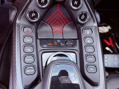 Used 2021 Aston Martin V8 Vantage Coupe image 34