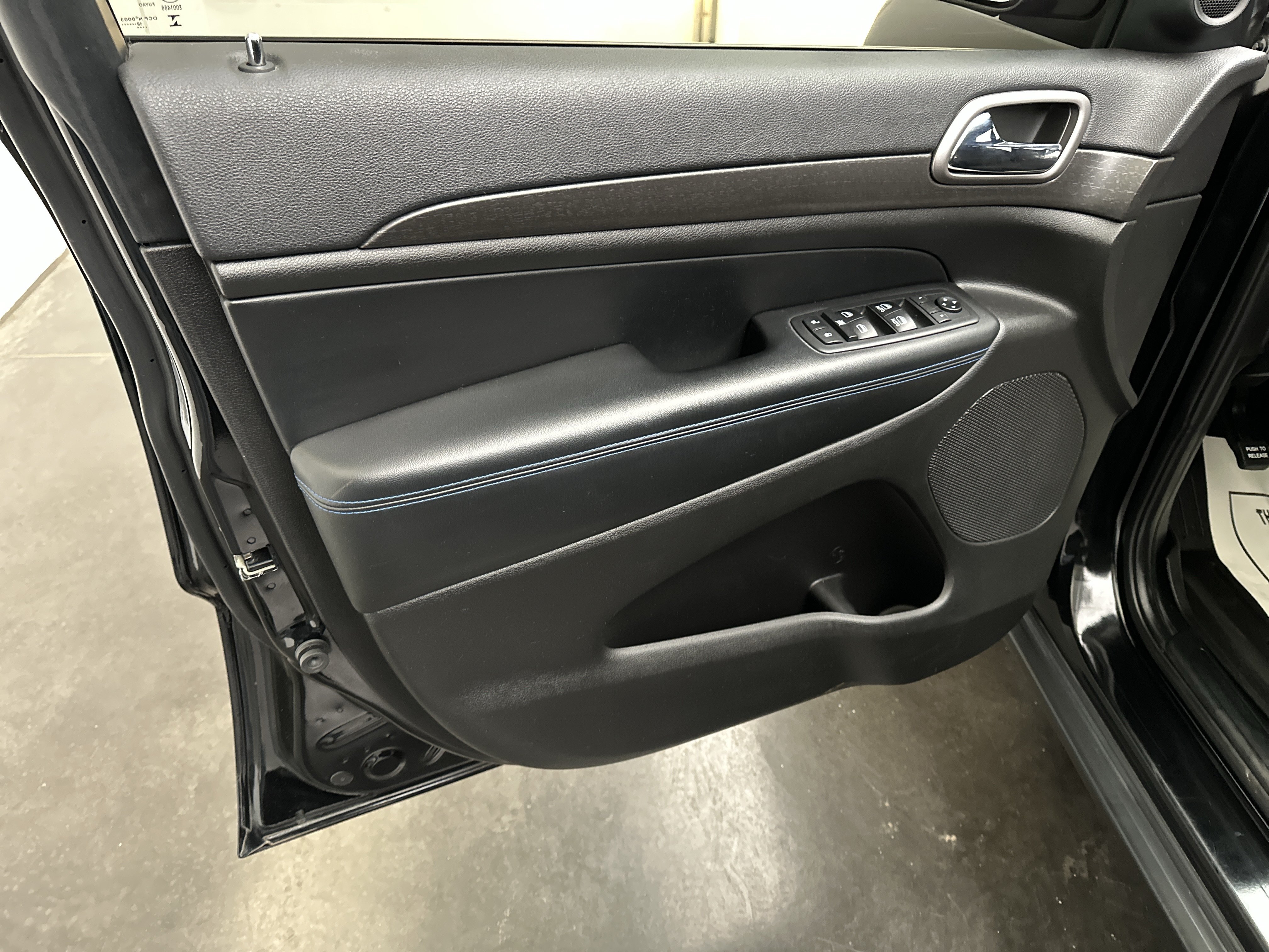 Used 2018 Jeep Grand Cherokee Laredo AWD/4WD image 17