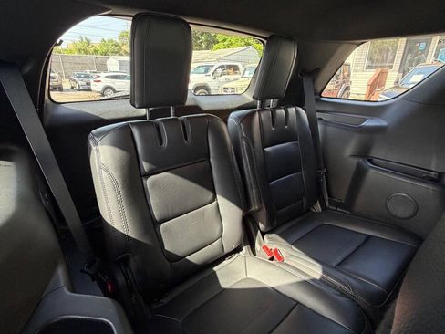 Used 2016 Ford Explorer XLT w/ Equipment Group 202A AWD/4WD image 17