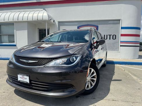 Used 2019 Chrysler Pacifica Touring-L FWD image 3
