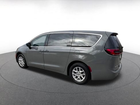 Used 2025 Chrysler Pacifica Select image 10