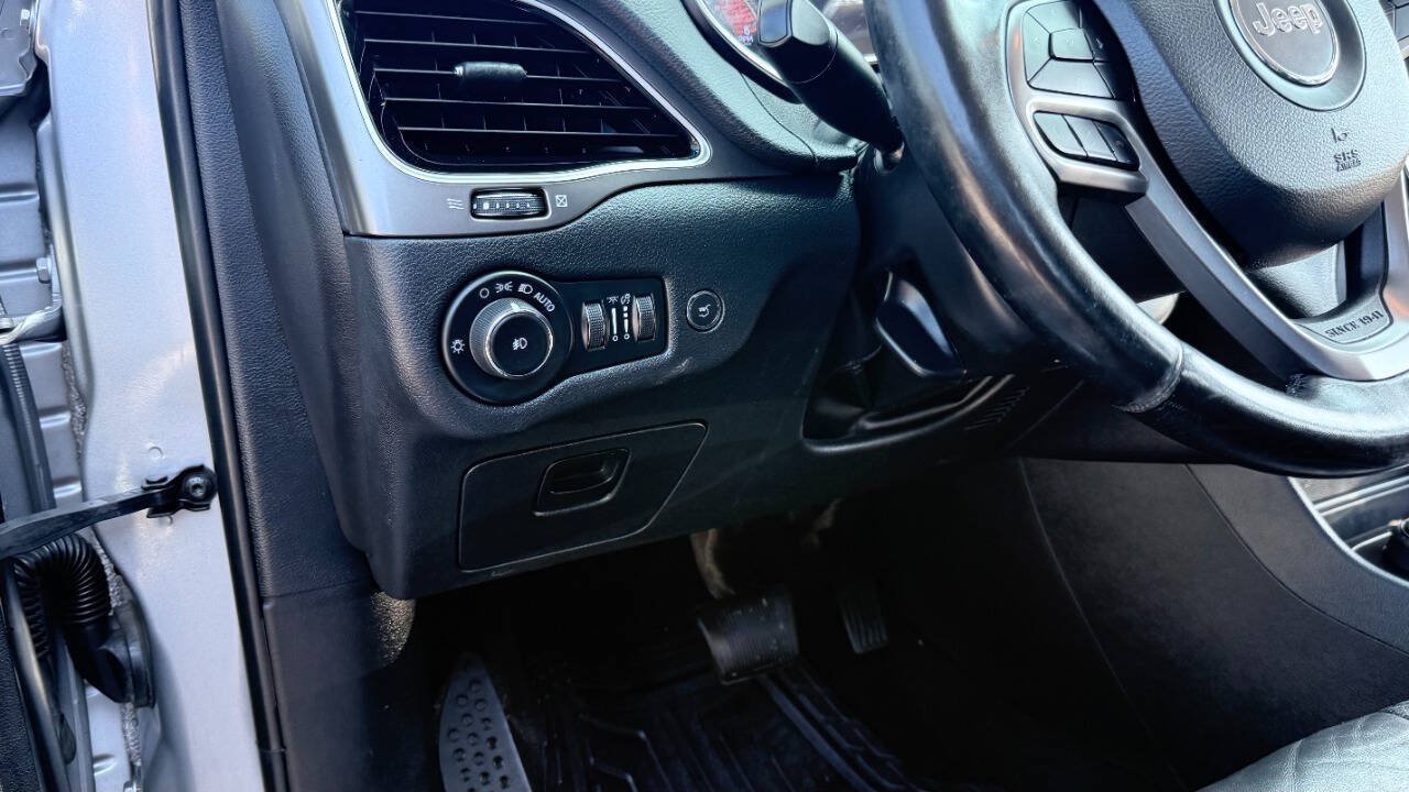 Used 2020 Jeep Cherokee Limited AWD/4WD image 23