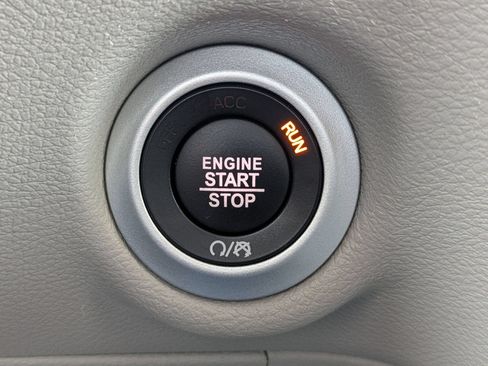 Used 2024 Chrysler Pacifica Touring-L FWD image 31
