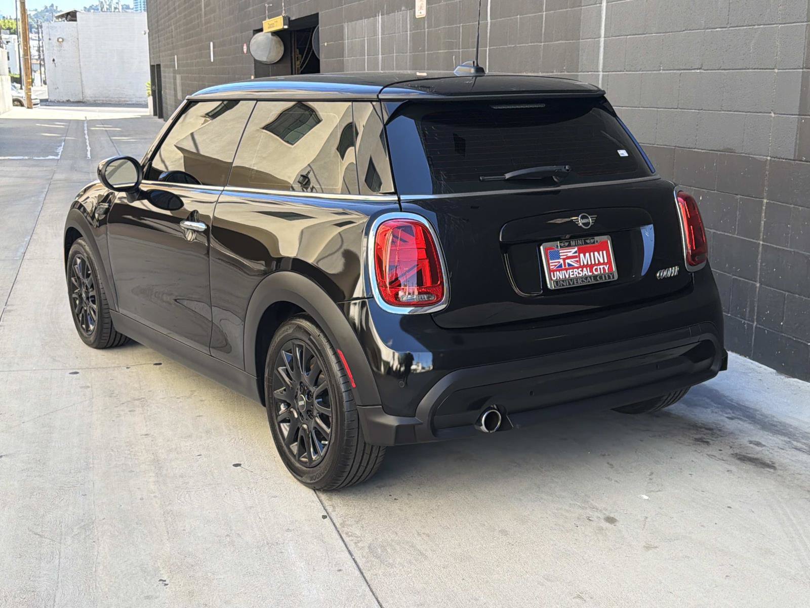Used 2022 MINI Cooper 2-Door Hardtop FWD image 3