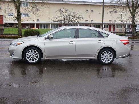 Used 2013 Toyota Avalon XLE Premium image 3
